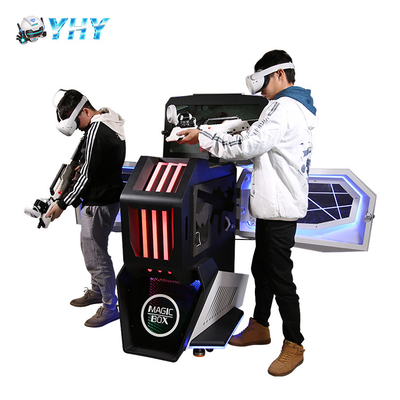 Крытые стоящие игроки игры 2 имитатора VR сражают с PP дают полный газ беспроводным стеклам